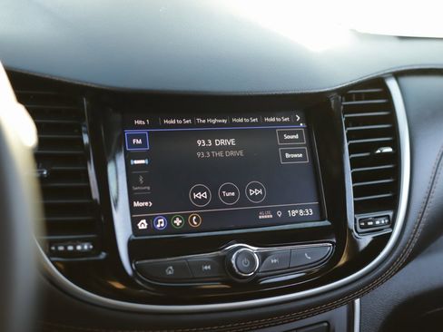 Used 2022 Chevrolet Trax LT w/ Midnight Edition image 12