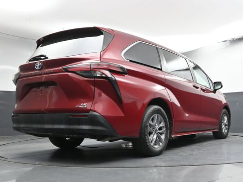 Used 2021 Toyota Sienna LE image 27