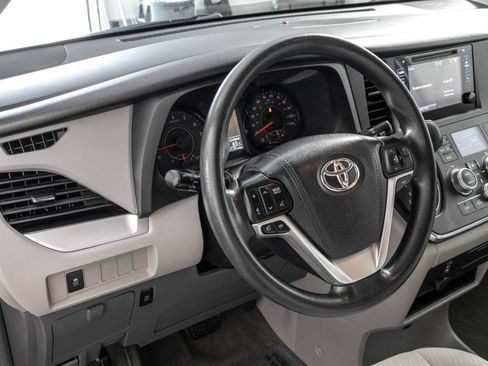 Used 2017 Toyota Sienna LE AWD/4WD image 33