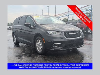 Used 2025 Chrysler Pacifica Select