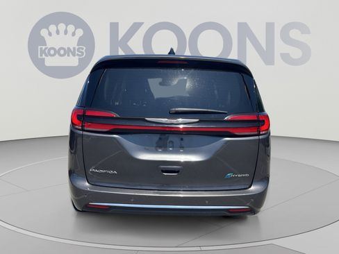 Used 2023 Chrysler Pacifica Touring-L FWD image 5