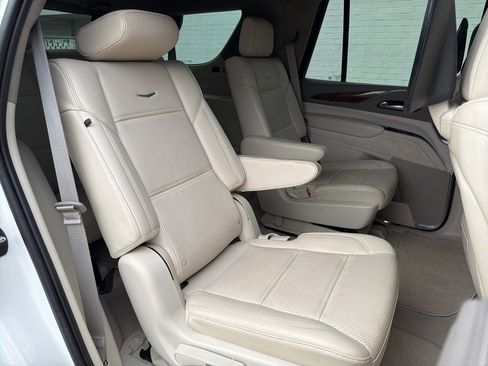 Used 2022 Cadillac Escalade Premium Luxury Platinum w/ Heavy-Duty Trailer Package image 11