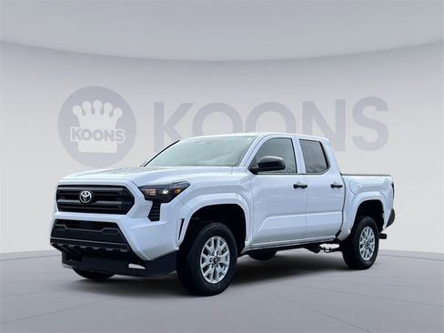 Used 2025 Toyota Tacoma SR image 1