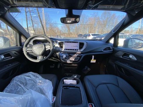 Used 2023 Chrysler Pacifica Touring-L w/ S Appearance Package image 12