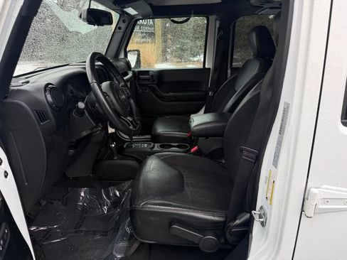 Used 2017 Jeep Wrangler Unlimited Sahara image 5