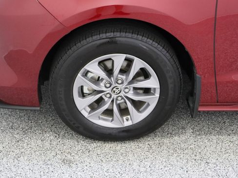 Used 2025 Toyota Sienna LE image 11