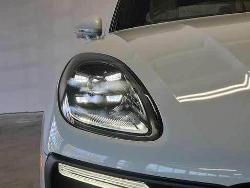 New 2026 Porsche Macan AWD/4WD image 10