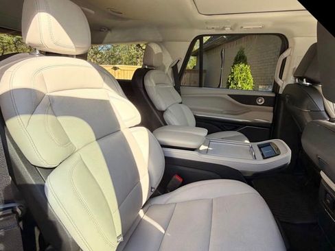 Used 2025 Lincoln Navigator Reserve image 5