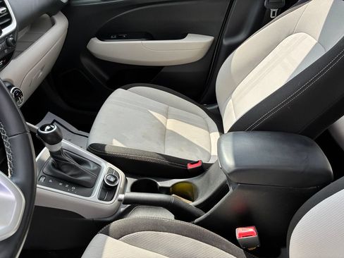 Used 2025 Hyundai Venue SEL FWD image 17