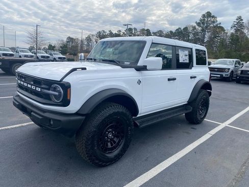 New 2026 Ford Bronco Outer Banks w/ Sasquatch Package image 3