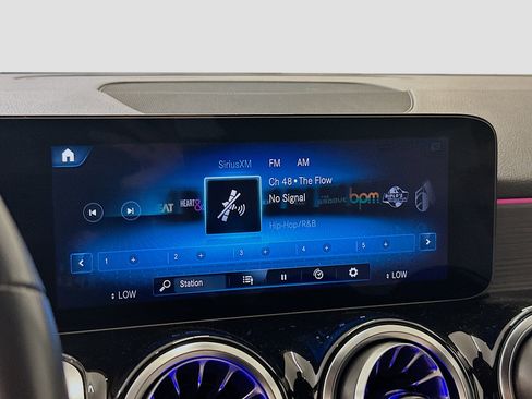 Used 2023 Mercedes-Benz GLB 250 4MATIC w/ Premium Package image 21