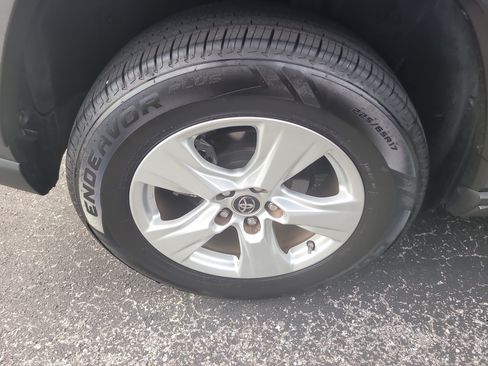 Used 2019 Toyota RAV4 XLE FWD image 8