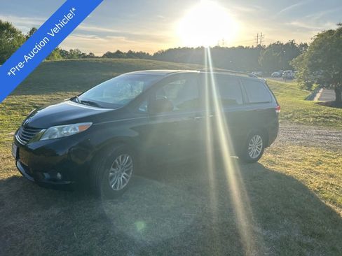 Used 2011 Toyota Sienna XLE w/ Premium Pkg FWD image 5