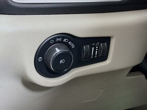 Used 2023 Chrysler Pacifica Touring-L FWD image 14