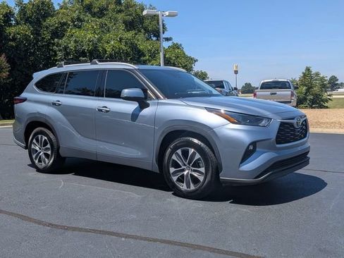 Used 2022 Toyota Highlander XLE FWD image 2