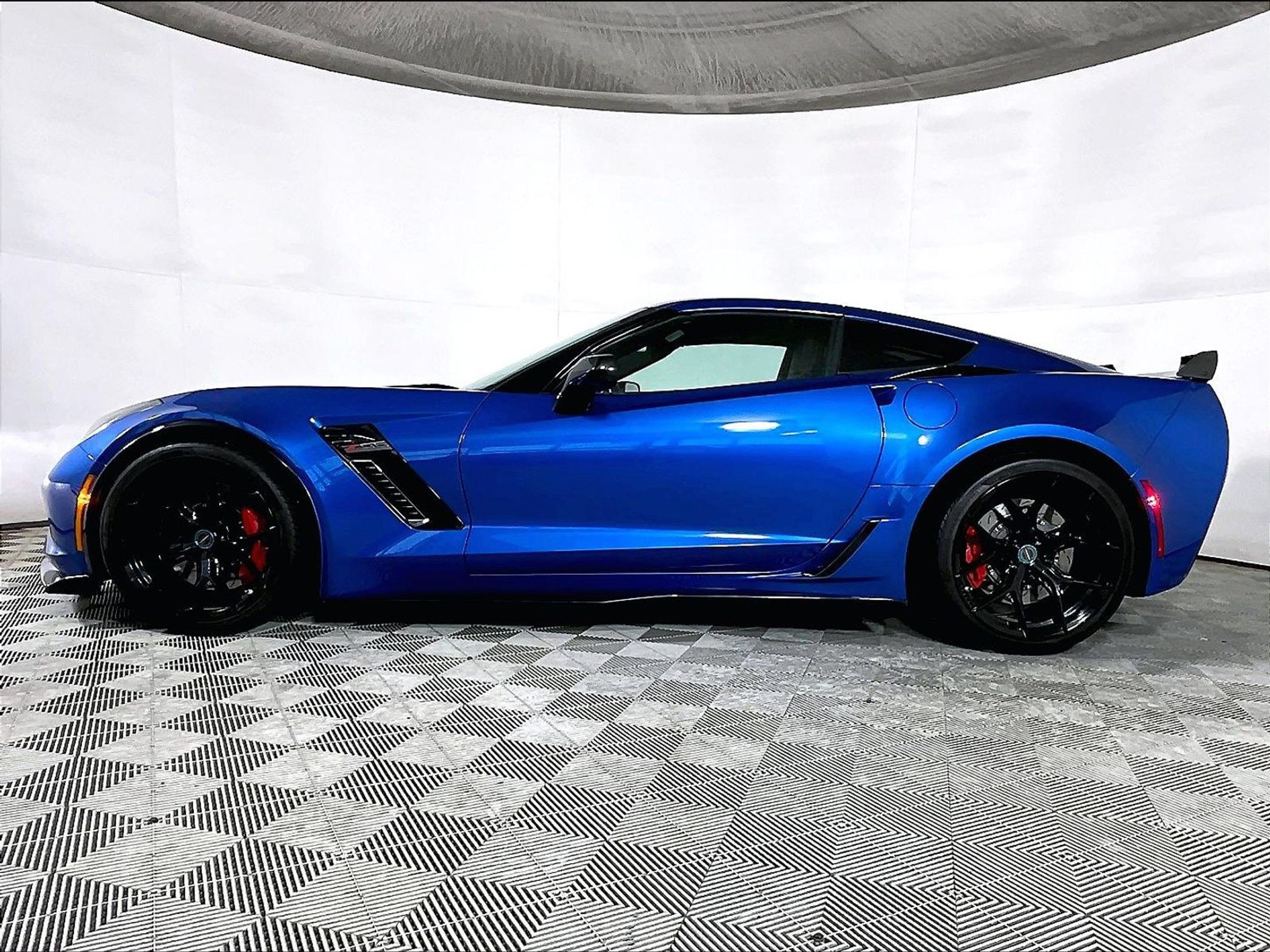 Used 2016 Chevrolet Corvette Z06 w/ 2LZ Preferred Equipment Group RWD image 2