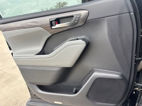 Used 2021 Toyota Highlander Limited image 23