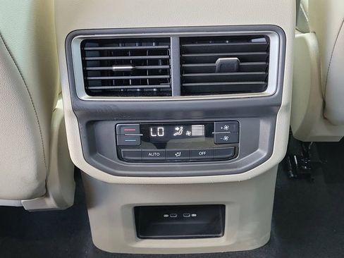 Used 2024 Volkswagen Atlas SE FWD image 11