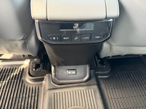 Used 2023 Toyota Highlander XLE image 13