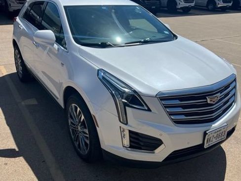 Used 2017 Cadillac XT5 Premium Luxury FWD image 2