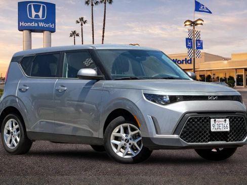 Used 2024 Kia Soul LX w/ Option Group 015 FWD image 2