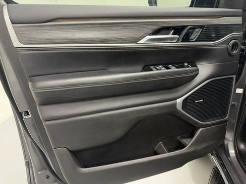 Used 2024 Jeep Wagoneer Series II w/ Flexible Seating Group image 18