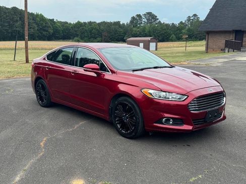 Used 2013 Ford Fusion SE FWD image 2