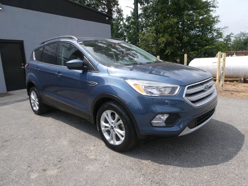 Used 2018 Ford Escape SE w/ SE Sync 3 Package FWD image 3