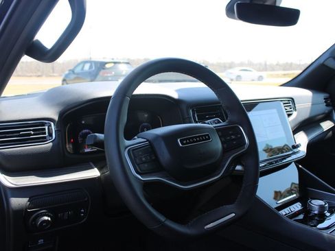 Used 2024 Jeep Wagoneer Series II w/ Flexible Seating Group image 23