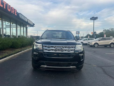 Used 2018 Ford Explorer XLT w/ Equipment Group 202A FWD image 2