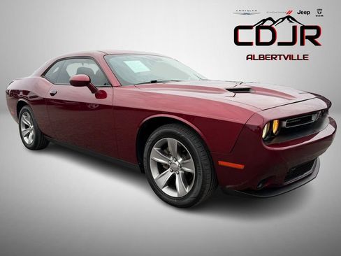 Used 2018 Dodge Challenger SXT image 1