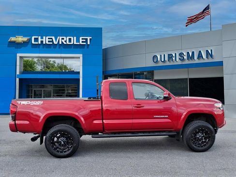 Used 2018 Toyota Tacoma TRD Sport image 2
