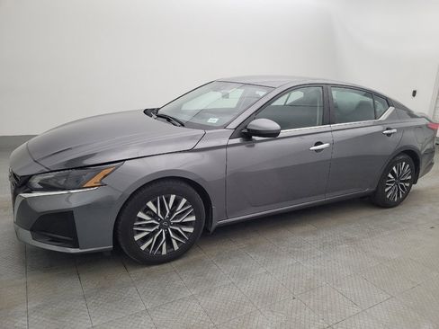 Used 2024 Nissan Altima 2.5 SV image 2