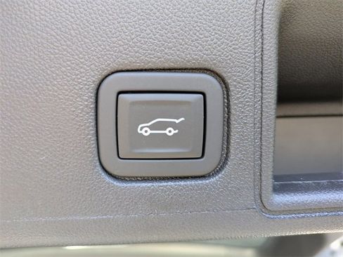 New 2024 GMC Terrain SLE w/ Driver Convenience Package image 17