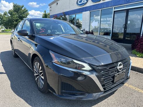 Used 2025 Nissan Altima 2.5 SV FWD image 2
