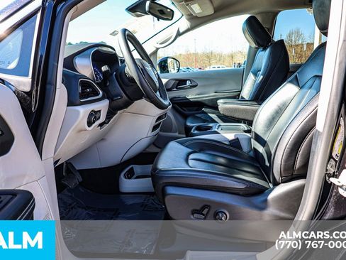 Used 2024 Chrysler Pacifica Touring-L FWD image 19