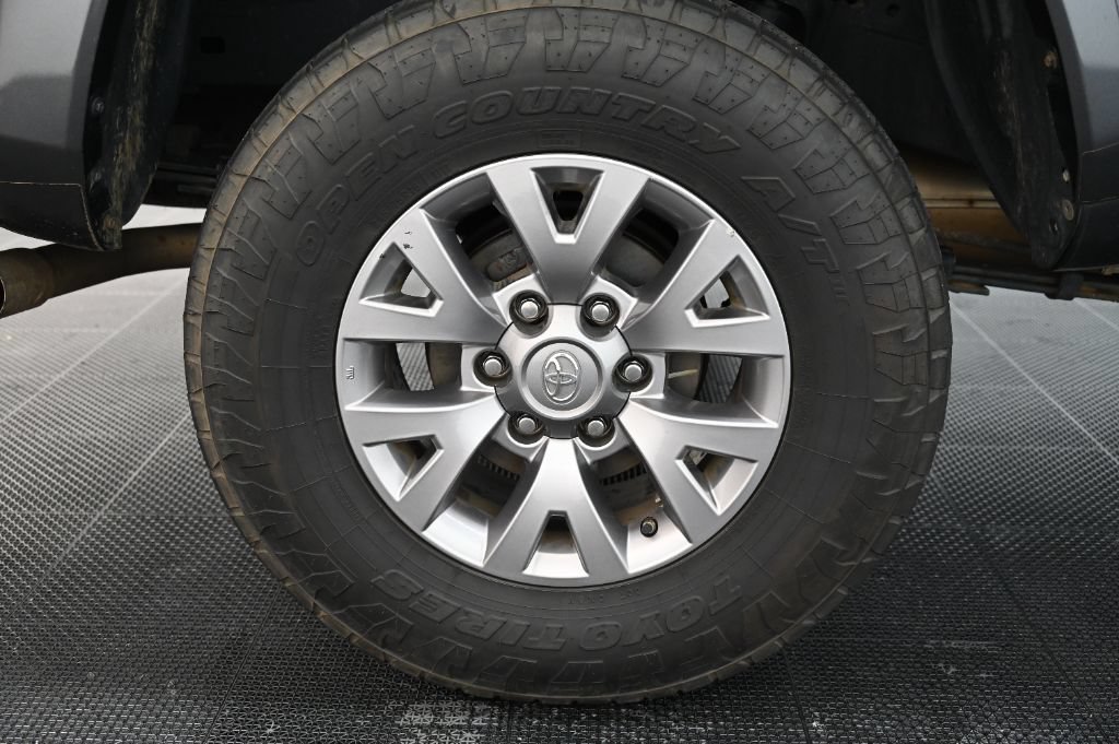 Used 2018 Toyota Tacoma SR5 AWD/4WD image 40