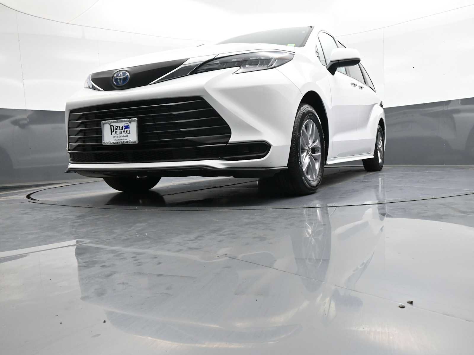 Certified 2025 Toyota Sienna LE FWD image 26