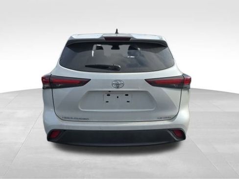 Used 2025 Toyota Highlander LE image 5