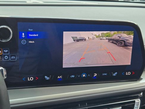 Used 2025 Chevrolet Traverse LT image 25