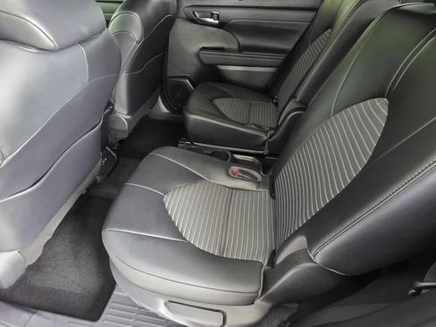 Used 2022 Toyota Highlander XSE FWD image 10