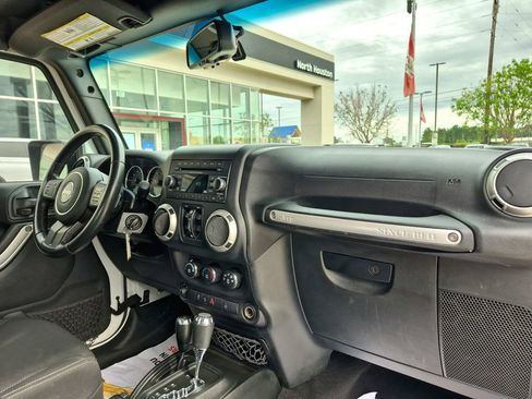 Used 2018 Jeep Wrangler Unlimited Sahara AWD/4WD image 18