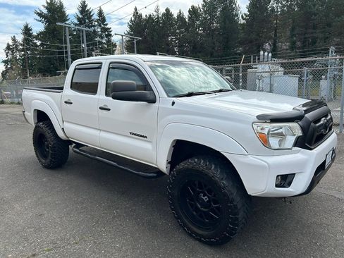 Used 2015 Toyota Tacoma 4x4 Double Cab w/ SR5 Package image 3