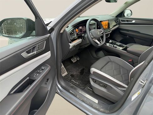 Used 2024 Volkswagen Atlas Peak Edition SE image 14