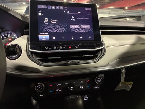 Used 2025 Jeep Compass Limited image 17