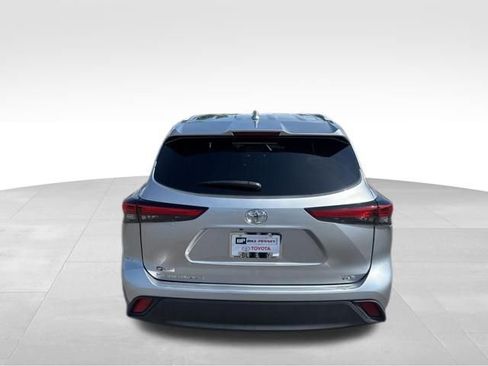 Used 2023 Toyota Highlander XLE FWD image 4