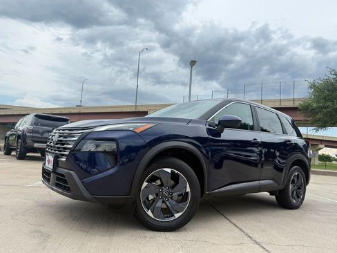Used 2025 Nissan Rogue SV FWD image 2