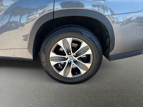 Used 2022 Toyota Highlander XLE image 12