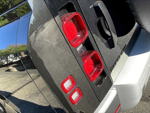 Used 2025 Land Rover Defender 130 S image 31