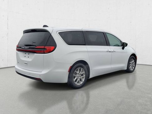 Used 2024 Chrysler Pacifica Touring-L FWD image 7